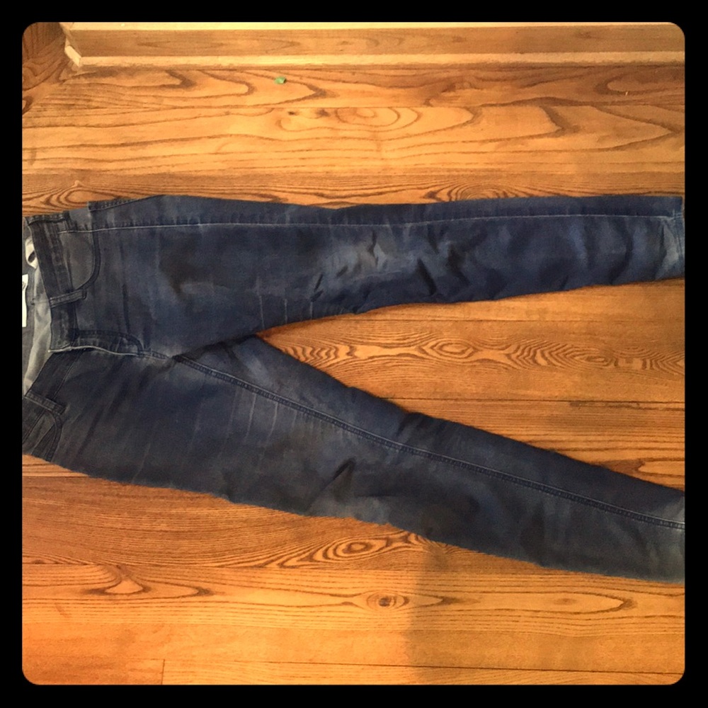 Light wash women’s blue jeans.